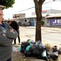 Antônia reclama do lixo jogado na porta de casa -  (crédito:  Marcelo Ferreira/CB/D.A Press)