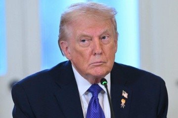 A postagem foi feita na Truth Social e reproduz o formato de uma página biográfica da Wikipedia -  (crédito:  SAUL LOEB / AFP)