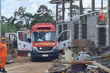 Ap&oacute;s os atendimentos emergenciais, a v&iacute;tima foi levada para uma unidade de sa&uacute;de -  (crédito: CBMDF)