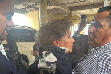 Gladis Aurora L&oacute;pez, do Partido Nacional de Honduras (PNH), conversava com a imprensa quando o dispositivo lan&ccedil;ado &agrave; dist&acirc;ncia explodiu perto dela -  (crédito: Reprodu&ccedil;&atilde;o/Instagram @universitarioshn)