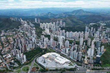 Vista do 'paredão' de prédios que, segundo especialistas, contribui para a elevação dos termômetros na capital - (crédito: Leandro Couri/EM/D.A Press) Vista do 'paredão' de prédios que, segundo especialistas, contribui para a elevação dos termômetros na capital - (crédito: Leandro Couri/EM/D.A Press)