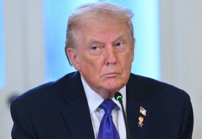  US President Donald Trump looks on during a meeting with US oil companies executives in the East Room of the White House in Washington, DC on January 9, 2026. President Trump is aiming to convince oil executives to support his plans in Venezuela, a country whose energy resources he says he expects to control for years to come. US forces seized Venezuelan president Nicolas Maduro in a sweeping military operation on January 3, with Trump making no secret that control of Venezuela's oil was at the heart of his actions. (Photo by SAUL LOEB / AFP)
       -  (crédito:  SAUL LOEB / AFP)