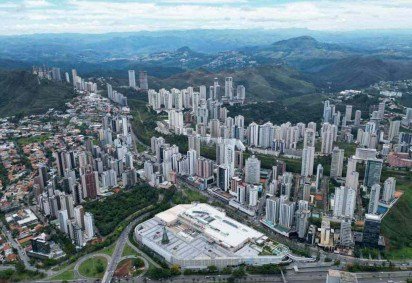 Vista do 'paredão' de prédios que, segundo especialistas, contribui para a elevação dos termômetros na capital  -  (crédito: Leandro Couri/EM/D.A Press)