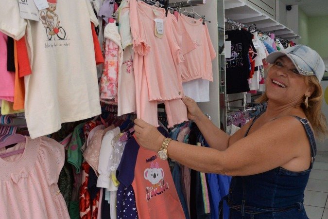 Com carinho, Cleide destina parte de sua renda para presentear filhos e netos