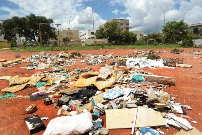 Terreno ao lado do Detran de Taguatinga é utilizado como lixão a céu aberto. Problema se multiplica pelo DF