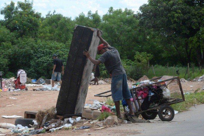 Entulho exposto nas ruas do P Sul, em Ceilândia