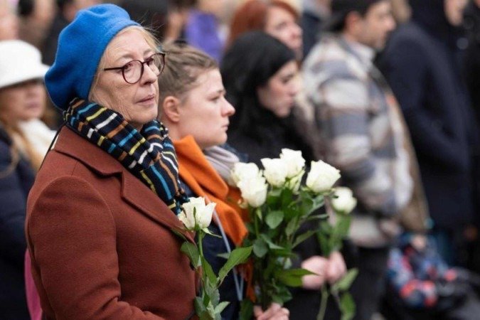 Dono de estação de esqui é detido após incêndio que deixou 40 mortos na Suíça na véspera de Ano Novo - (crédito: BBC Geral) Dono de estação de esqui é detido após incêndio que deixou 40 mortos na Suíça na véspera de Ano Novo - (crédito: BBC Geral)