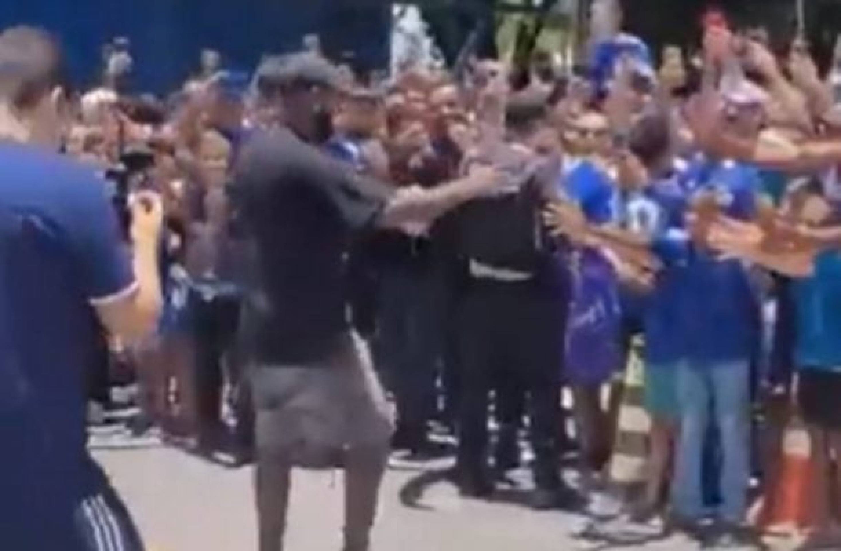 Gerson chegou na Toca da Raposa e foi recebido com festa dos torcedores -  (crédito: Foto: Reprodução)