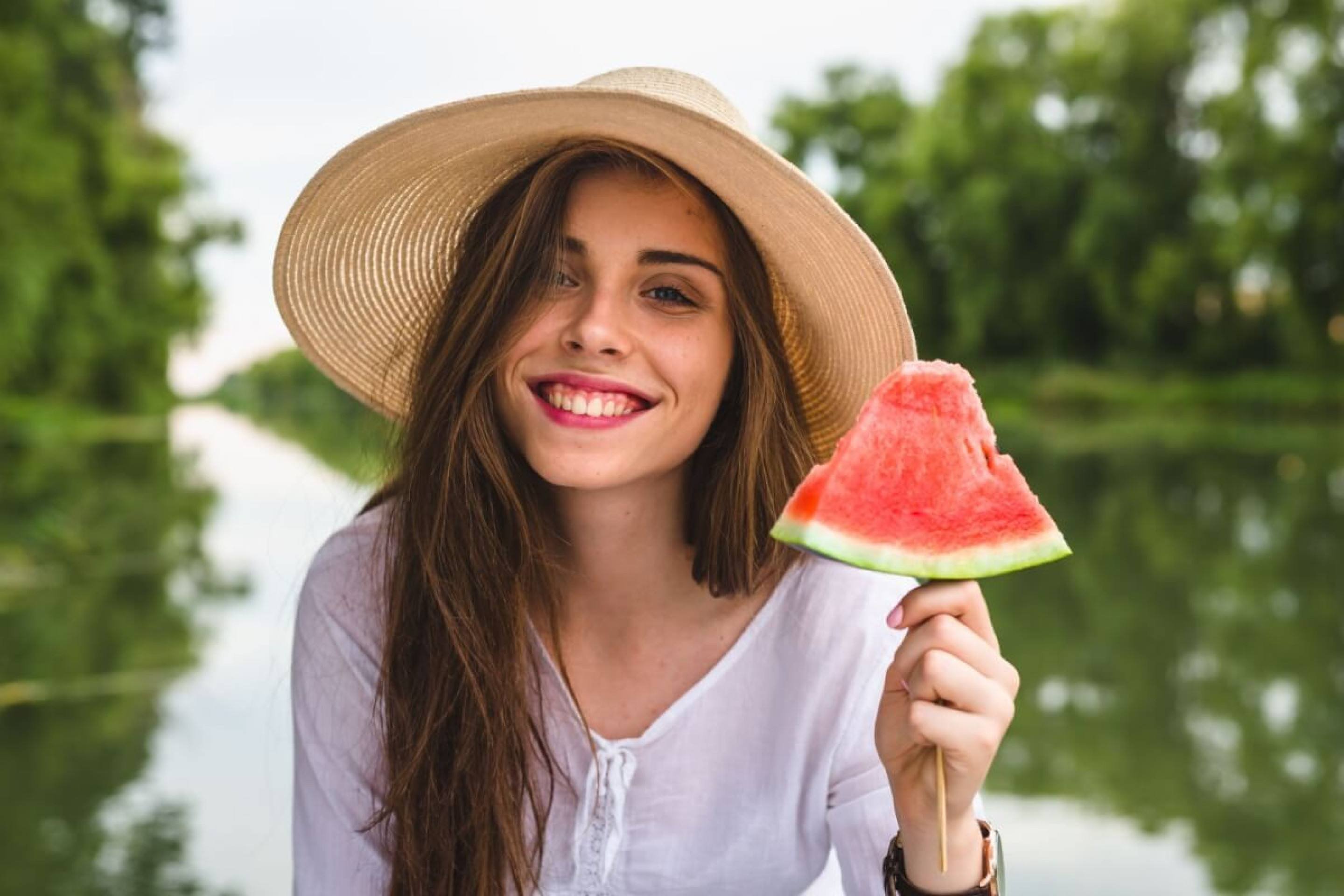 6 alimentos que auxiliam no emagrecimento e aliviam o calor