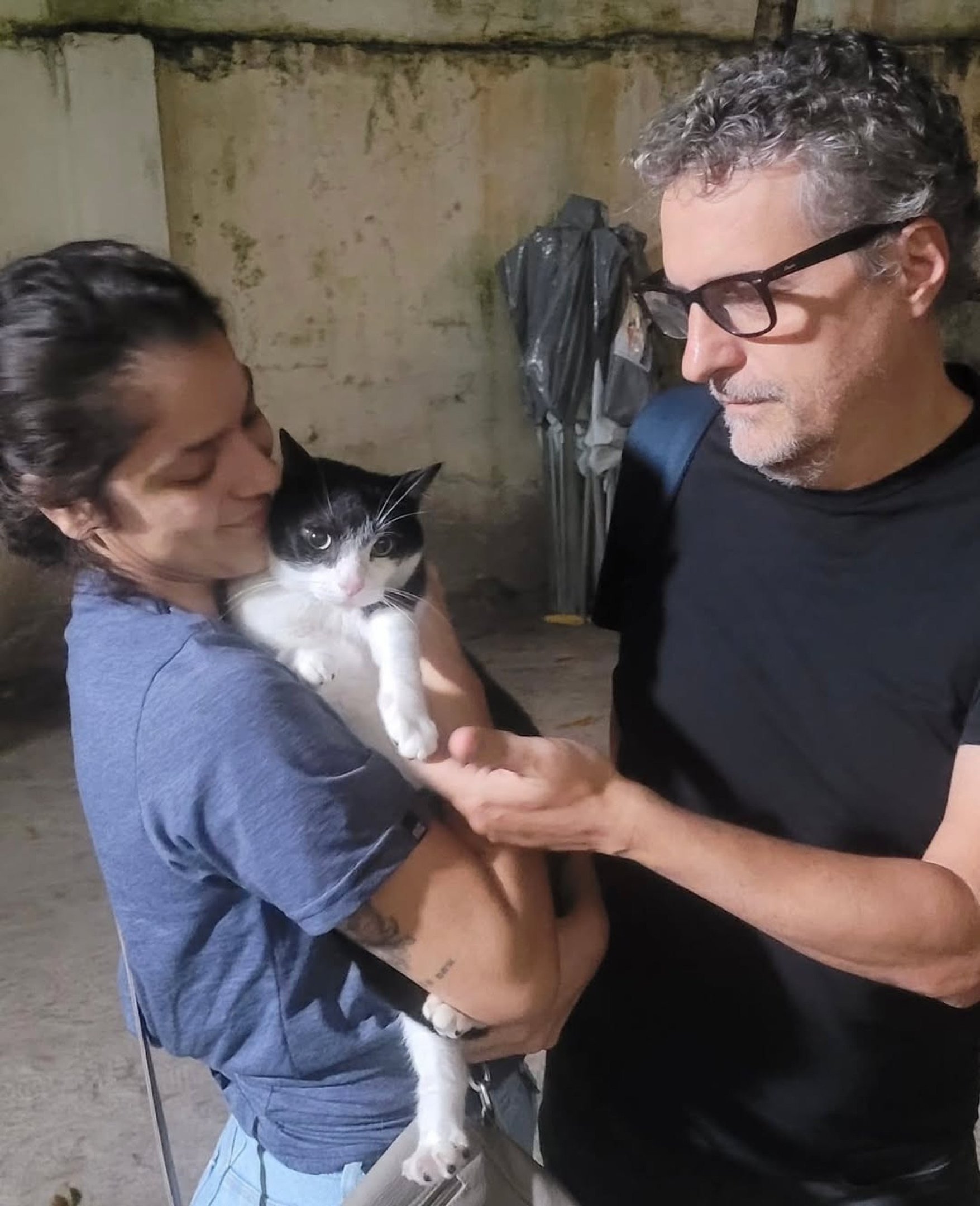 Gata Carminha e o diretor Kleber Mendon&ccedil;a nos bastidores de O Agente Secreto 
