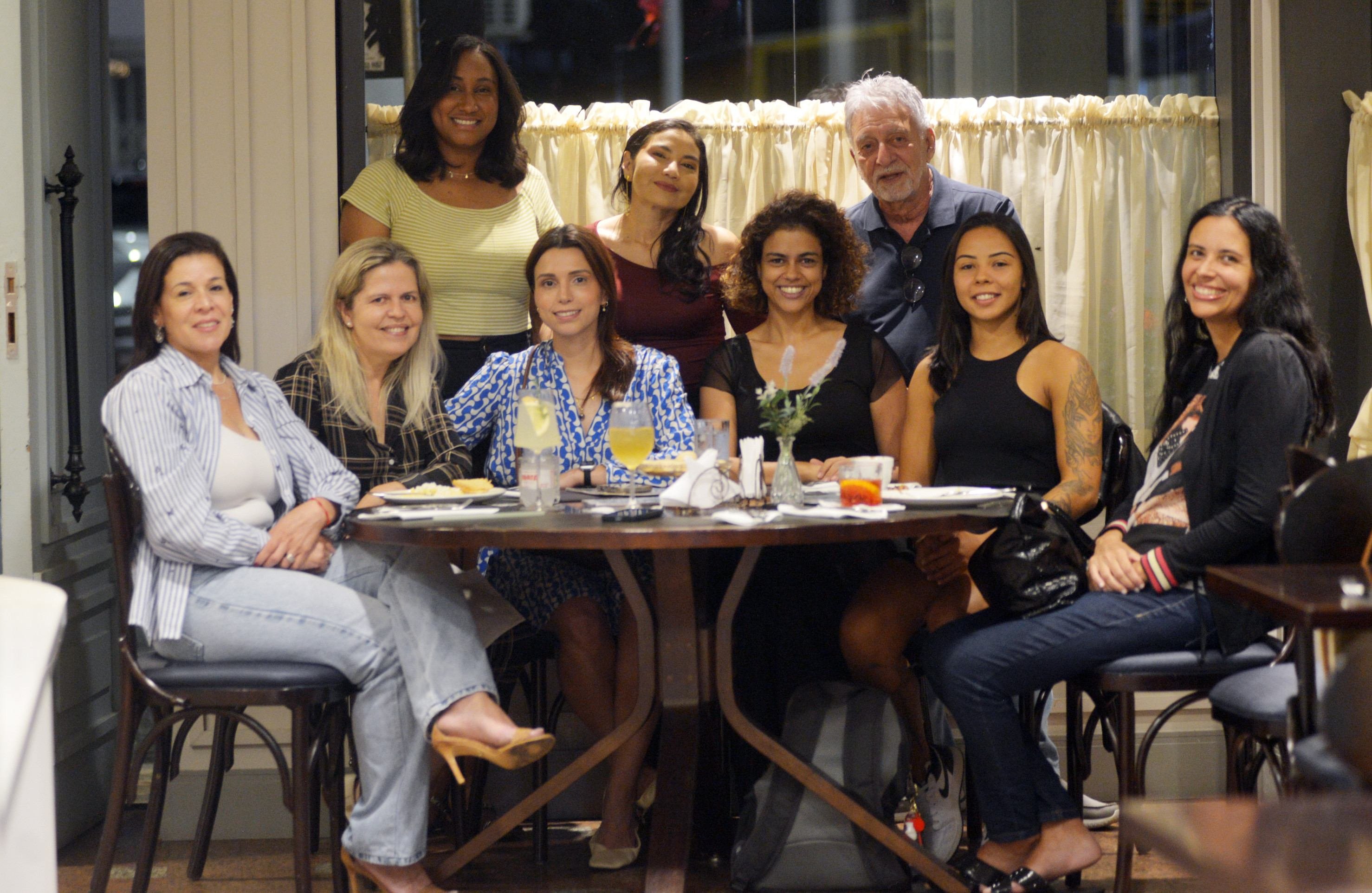 Vidas além dos likes: a busca por conexões reais em um mundo hiperconectado