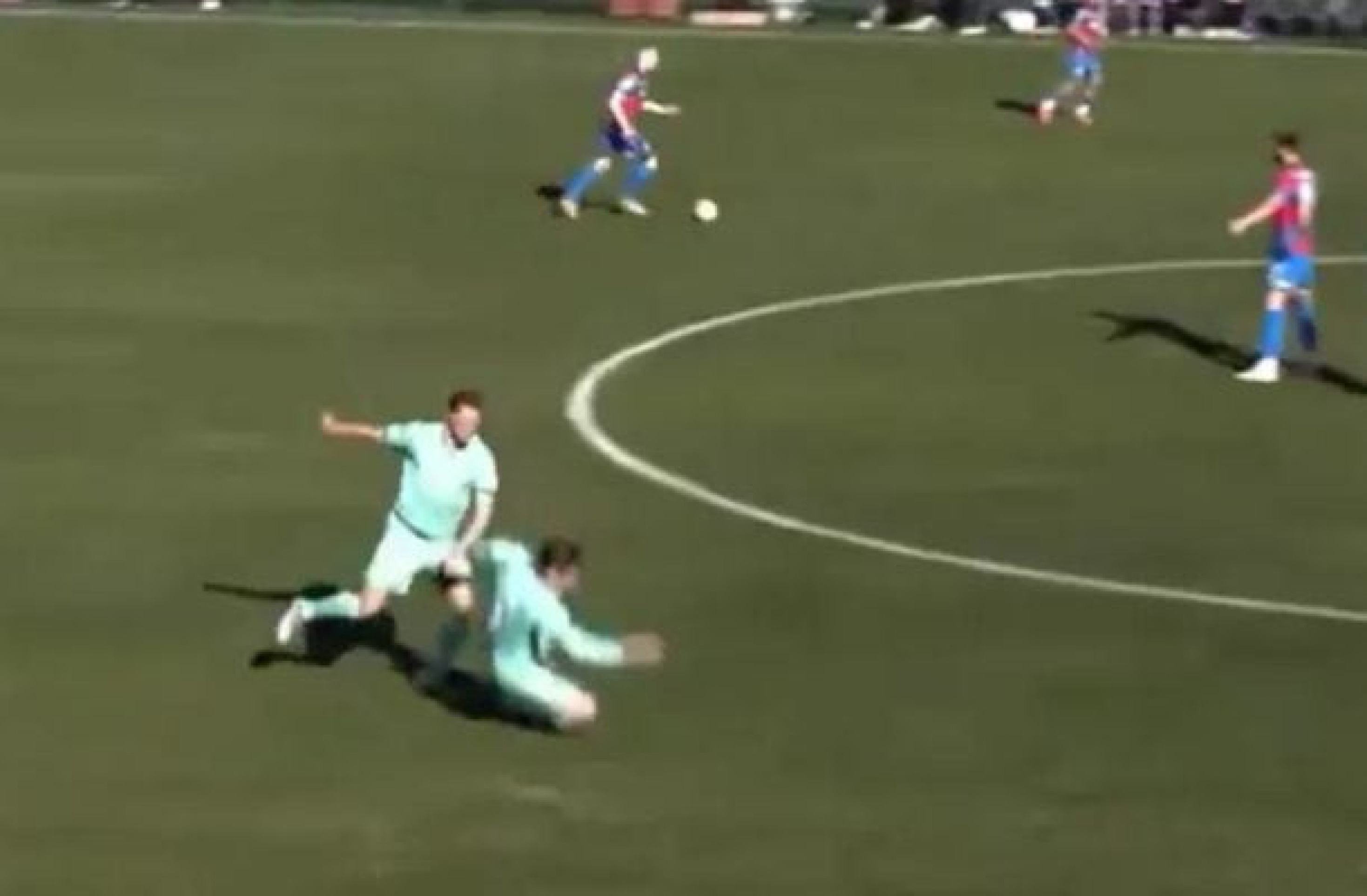 A situação ocorreu enquanto os jogadores executavam uma ação de pressão defensiva - (crédito: Reprodução de vídeo) A situação ocorreu enquanto os jogadores executavam uma ação de pressão defensiva - (crédito: Reprodução de vídeo)