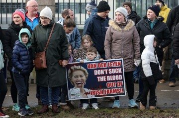Tratores tomaram as estradas de Athlone, no centro da Irlanda, exibindo faixas com slogans como 'Parem o UE-Mercosul' e a bandeira da União Europeia com a palavra 'Vendidos' -  (crédito: Gareth CHANEY / AFP)