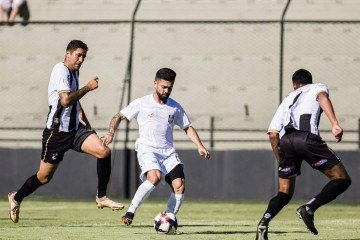 Cabralzinho (com a bola) foi o autor do gol de empate - (crédito: Ceilândia E.C./Divulgação) Cabralzinho (com a bola) foi o autor do gol de empate - (crédito: Ceilândia E.C./Divulgação)