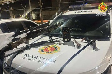 Ao todo, foram apreendidos 181 munições, dois revólveres, uma garrucha, uma espingarda e uma carabina de pressão -  (crédito: PMDF/Divulgação)