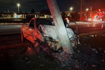 O condutor da pick-up não foi localizado, pois fugiu do local antes da chegada do socorro -  (crédito: Divulgação/CBMDF)