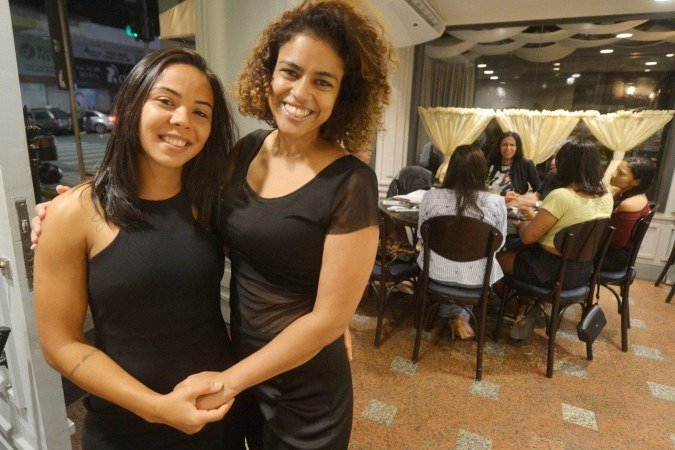  09/01/2026 - Ed Alves/CB/DA Press. Revista. Grupo de amigos que faz encontros. Na Foto Ana Paula Gomes e Nayara Monteiro ( tatuada ).