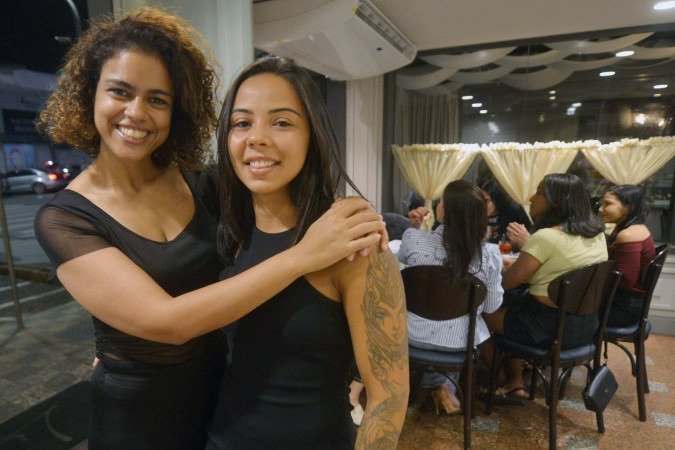  09/01/2026 - Ed Alves/CB/DA Press. Revista. Grupo de amigos que faz encontros. Na Foto Ana Paula Gomes e Nayara Monteiro ( tatuada ).