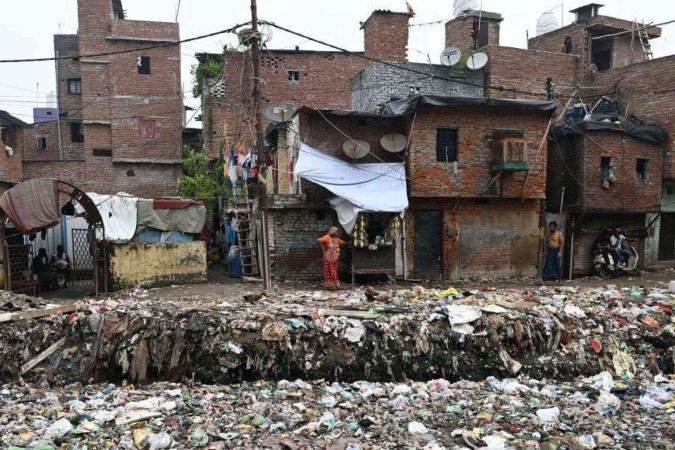 Moradores de Thane, perto de Mumbai, realizaram um protesto contra os buracos nas ruas e o congestionamento do trânsito em setembro. - (crédito: Hindustan Times via Getty Images) Moradores de Thane, perto de Mumbai, realizaram um protesto contra os buracos nas ruas e o congestionamento do trânsito em setembro. - (crédito: Hindustan Times via Getty Images)