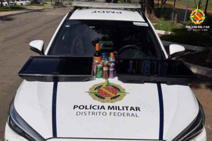 Os dois suspeitos foram autuados em flagrante por tentativa de furto - (crédito: Divulgação/PMDF) Os dois suspeitos foram autuados em flagrante por tentativa de furto - (crédito: Divulgação/PMDF)