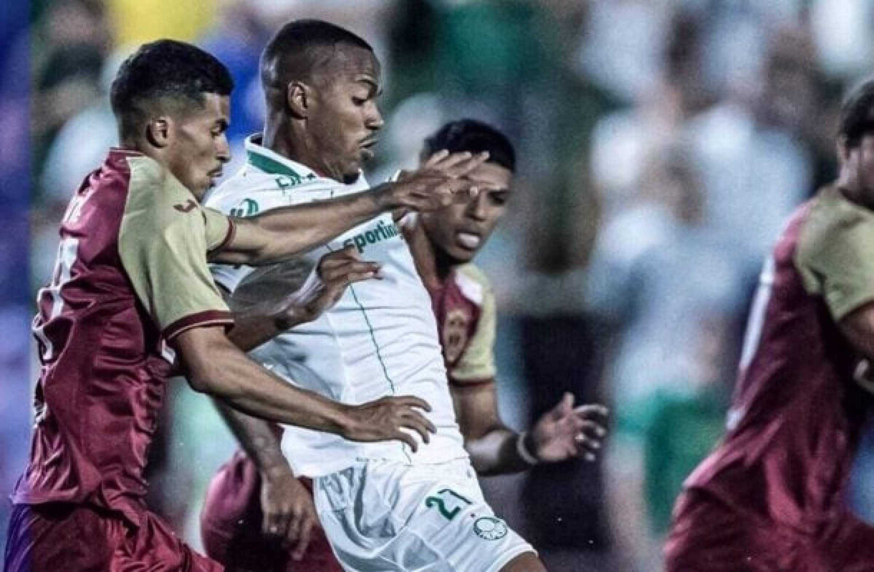 Marlon Freitas (de branco) estreou pelo Palmeiras na vitória sobre a Portuguesa - (crédito: Foto: Jhony Inácio/Ag. Paulistão) Marlon Freitas (de branco) estreou pelo Palmeiras na vitória sobre a Portuguesa - (crédito: Foto: Jhony Inácio/Ag. Paulistão)