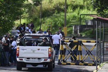 Familiares de presos pol&iacute;ticos na entrada da pris&atilde;o de Guatire, no estado de Miranda, aguardam a liberta&ccedil;&atilde;o anunciada pelo governo interino: "N&atilde;o h&aacute; transi&ccedil;&atilde;o no regime" -  (crédito: Ronaldo Schemidt/AFP)