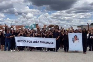 Ao final, os participantes soltaram balões branco em frente à Paróquia de Sant’Ana e São Joaquim -  (crédito: Reprodução)