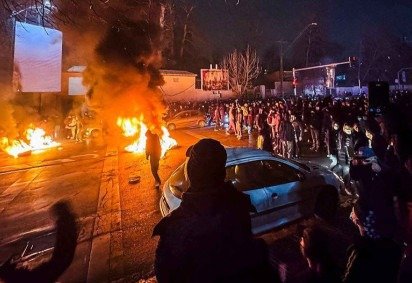 A manifestação é uma das maiores desde o início do regime teocrático em 1979 e com uma repressão estatal sem precedentes.  -  (crédito: BBC Geral) -A manifestação é uma das maiores desde o início do regime teocrático em 1979 e com uma repressão estatal sem precedentes.  -  (crédito: BBC Geral)