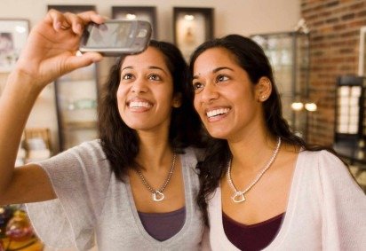 Gêmeas idênticas tendem a compartilhar praticamente todos os genes e a ter aparência muito semelhante -  (crédito: BBC)