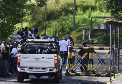 Familiares de presos pol&iacute;ticos na entrada da pris&atilde;o de Guatire, no estado de Miranda, aguardam a liberta&ccedil;&atilde;o anunciada pelo governo interino: "N&atilde;o h&aacute; transi&ccedil;&atilde;o no regime" -  (crédito: Ronaldo Schemidt/AFP) -Familiares de presos pol&iacute;ticos na entrada da pris&atilde;o de Guatire, no estado de Miranda, aguardam a liberta&ccedil;&atilde;o anunciada pelo governo interino: "N&atilde;o h&aacute; transi&ccedil;&atilde;o no regime" -  (crédito: Ronaldo Schemidt/AFP)