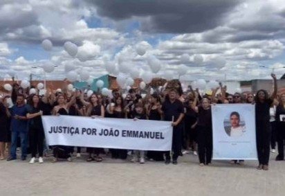 Ao final, os participantes soltaram balões branco em frente à Paróquia de Sant’Ana e São Joaquim -  (crédito: Reprodução) -Ao final, os participantes soltaram balões branco em frente à Paróquia de Sant’Ana e São Joaquim -  (crédito: Reprodução)