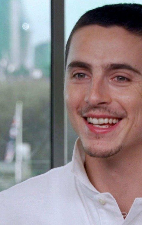 Chalamet interpreta uma versão fictícia do astro de tênis de mesa Marty Reisman (1930-2012) - (crédito: A24) Chalamet interpreta uma versão fictícia do astro de tênis de mesa Marty Reisman (1930-2012) - (crédito: A24)