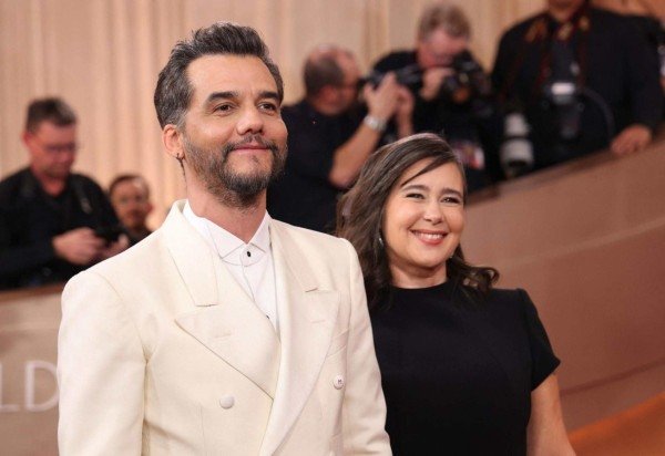 Wagner Moura e a esposa Sandra Delgado no Globo de Ouro 2026 -  (crédito: Michael Tran / AFP)