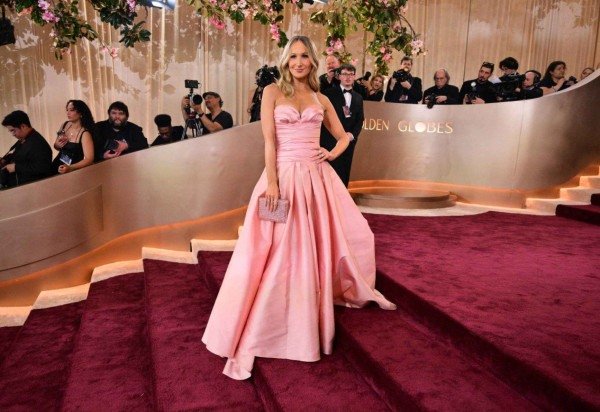 A comediante Nikki Glaser volta para apresentar o Globo de Ouro 2026 -  (crédito: Frederic J. Brown / AFP)