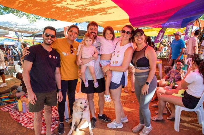 Bianca L&aacute;zaro (de branco) &eacute; frequentadora ass&iacute;dua do Eix&atilde;o do Lazer     