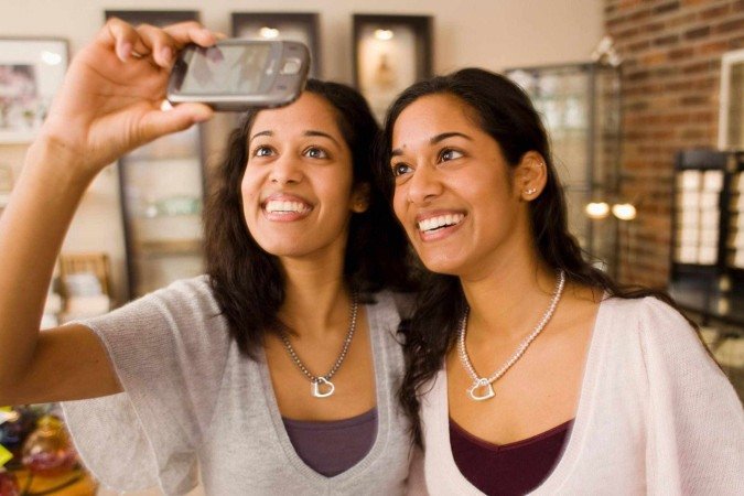 Gêmeas idênticas tendem a compartilhar praticamente todos os genes e a ter aparência muito semelhante - (crédito: BBC) Gêmeas idênticas tendem a compartilhar praticamente todos os genes e a ter aparência muito semelhante - (crédito: BBC)