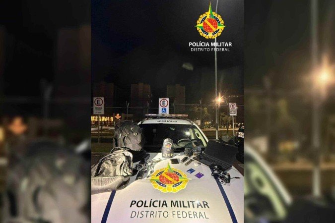 Em menos de 10 minutos, a PMDF localizou o homem e os pertences furtados - (crédito: Divulgação/CBMDF) Em menos de 10 minutos, a PMDF localizou o homem e os pertences furtados - (crédito: Divulgação/CBMDF)