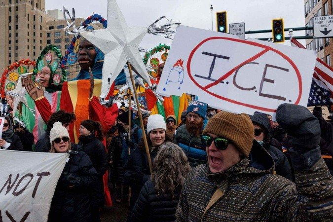 Milhares protestam e dezenas são presos após morte de mulher por agente de imigração dos EUA - (crédito: BBC Geral) Milhares protestam e dezenas são presos após morte de mulher por agente de imigração dos EUA - (crédito: BBC Geral)