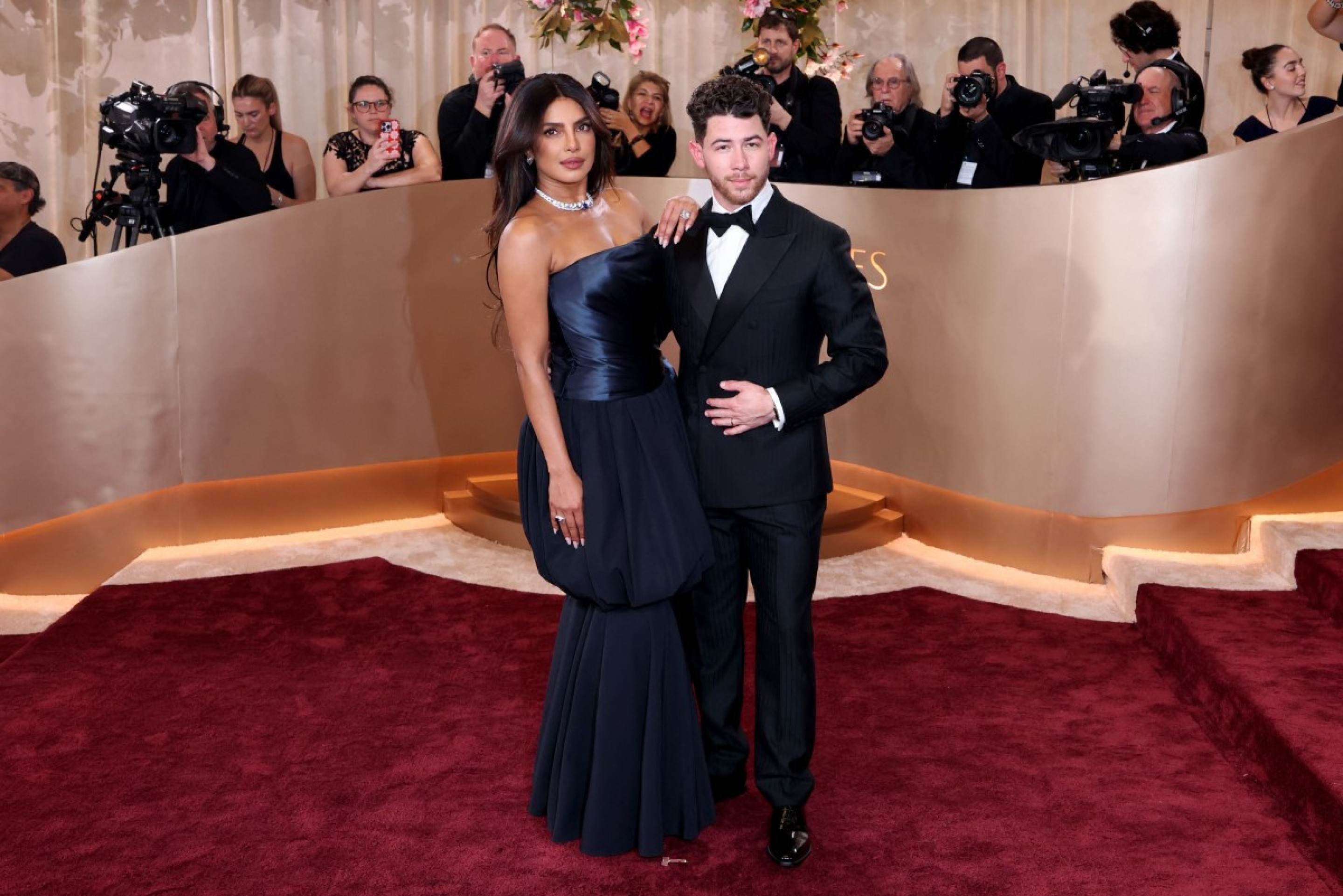 Priyanka Chopra Jonas e Nick Jonas no Globo de Ouro 2026