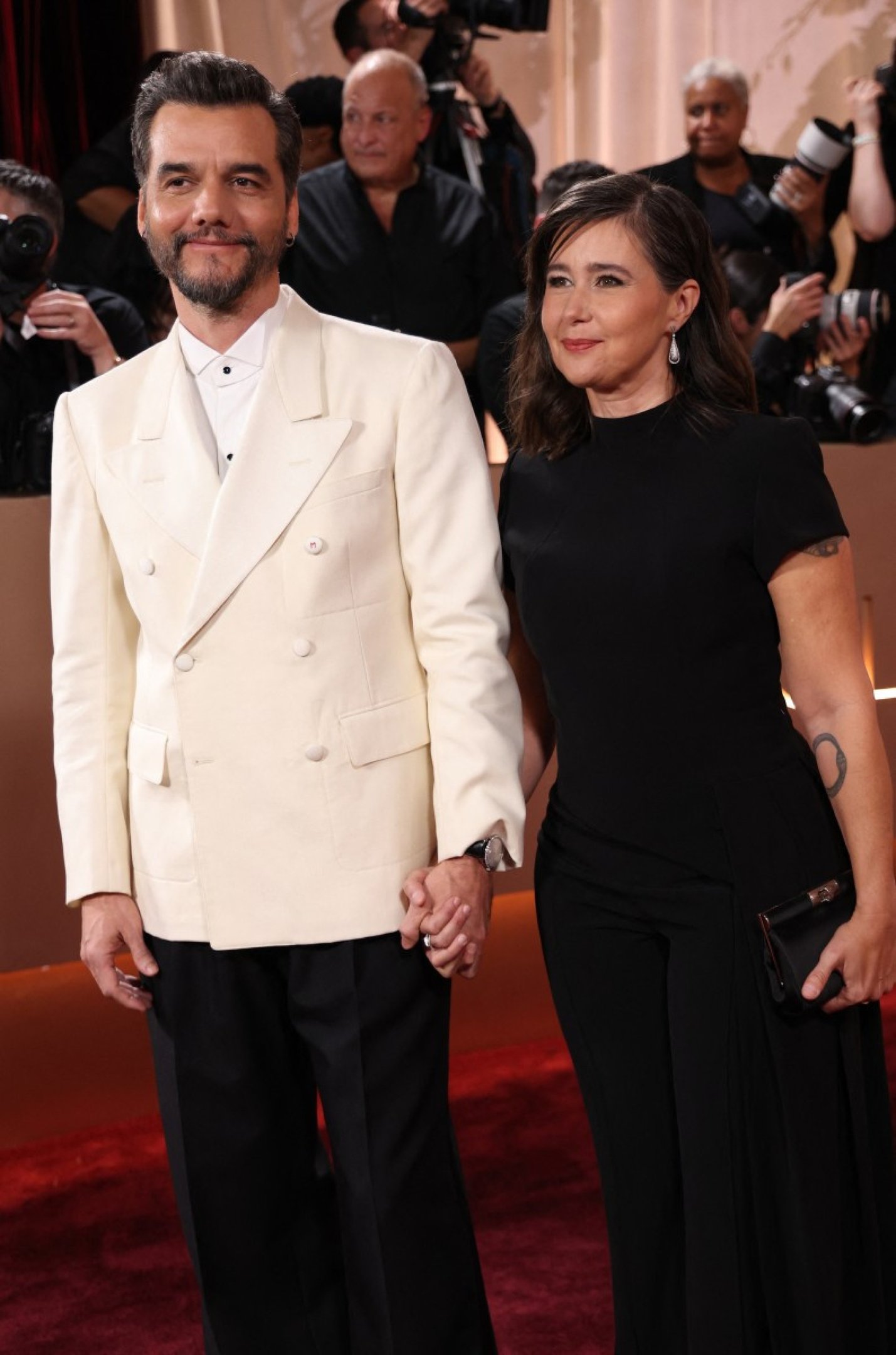 Wagner Moura e a esposa Sandra Delgado no Globo de Ouro 2026