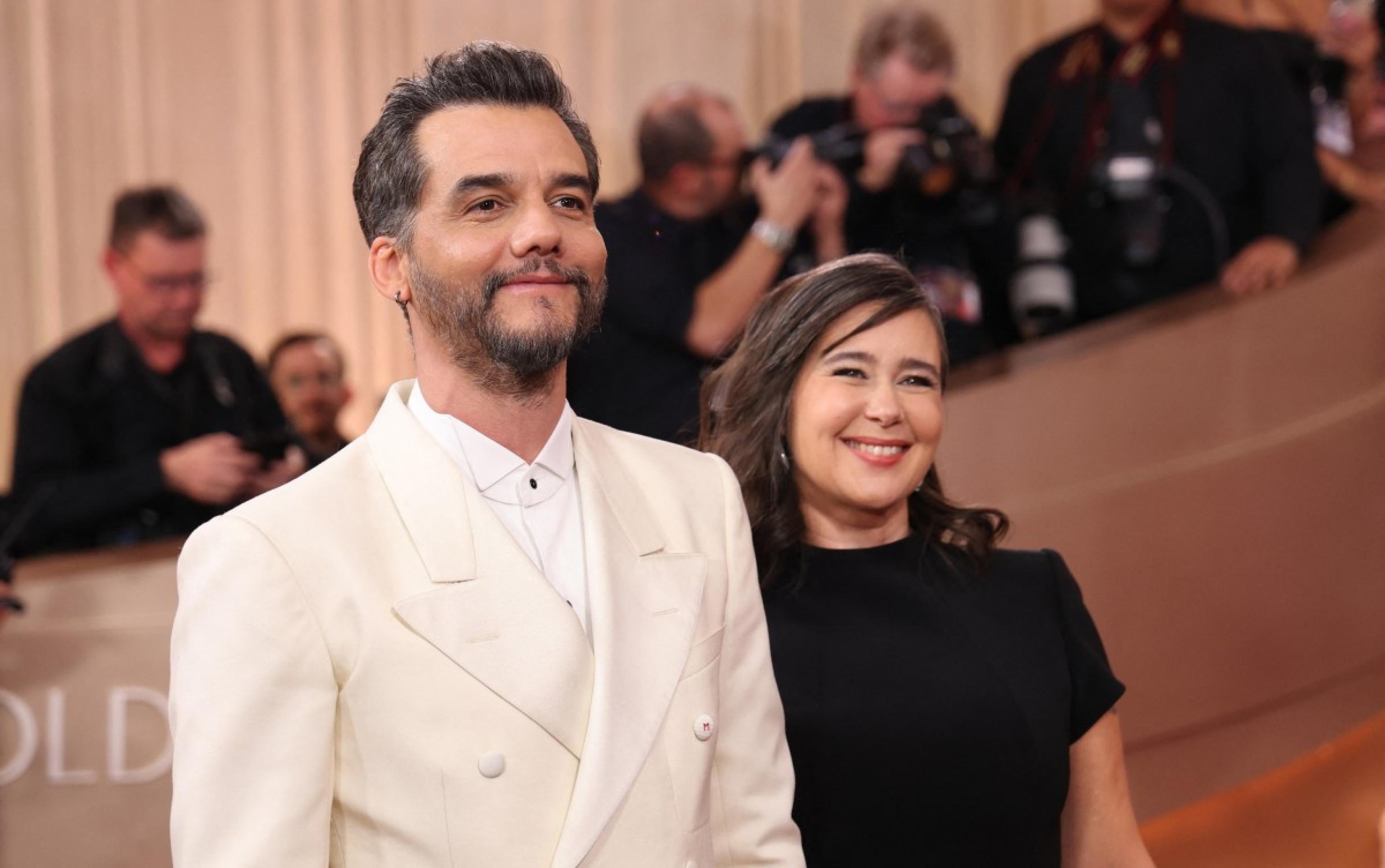 Wagner Moura e a esposa Sandra Delgado no Globo de Ouro 2026