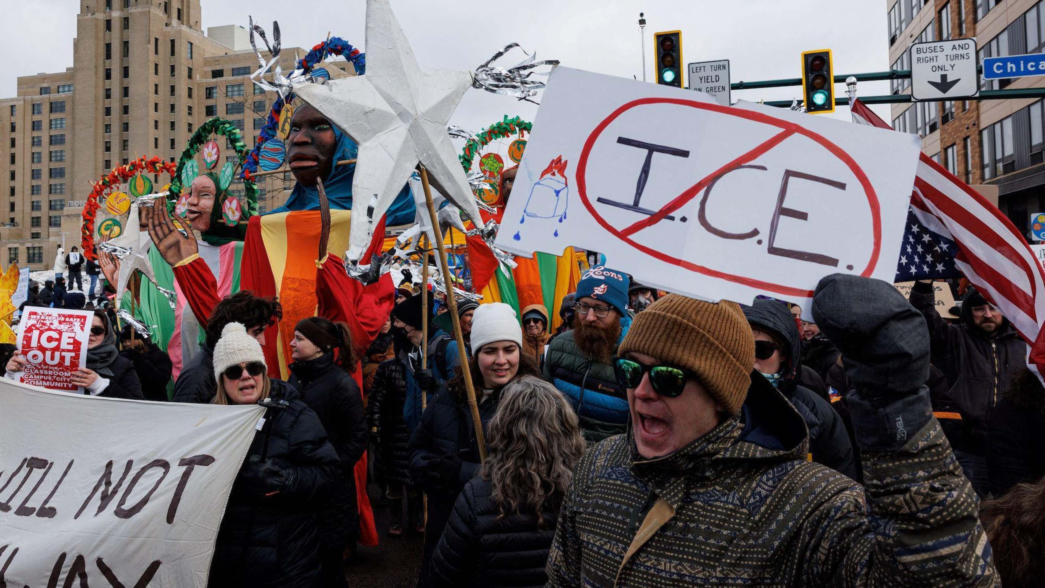 Milhares protestam e dezenas são presos após morte de mulher por agente de imigração dos EUA - (crédito: BBC Geral) Milhares protestam e dezenas são presos após morte de mulher por agente de imigração dos EUA - (crédito: BBC Geral)