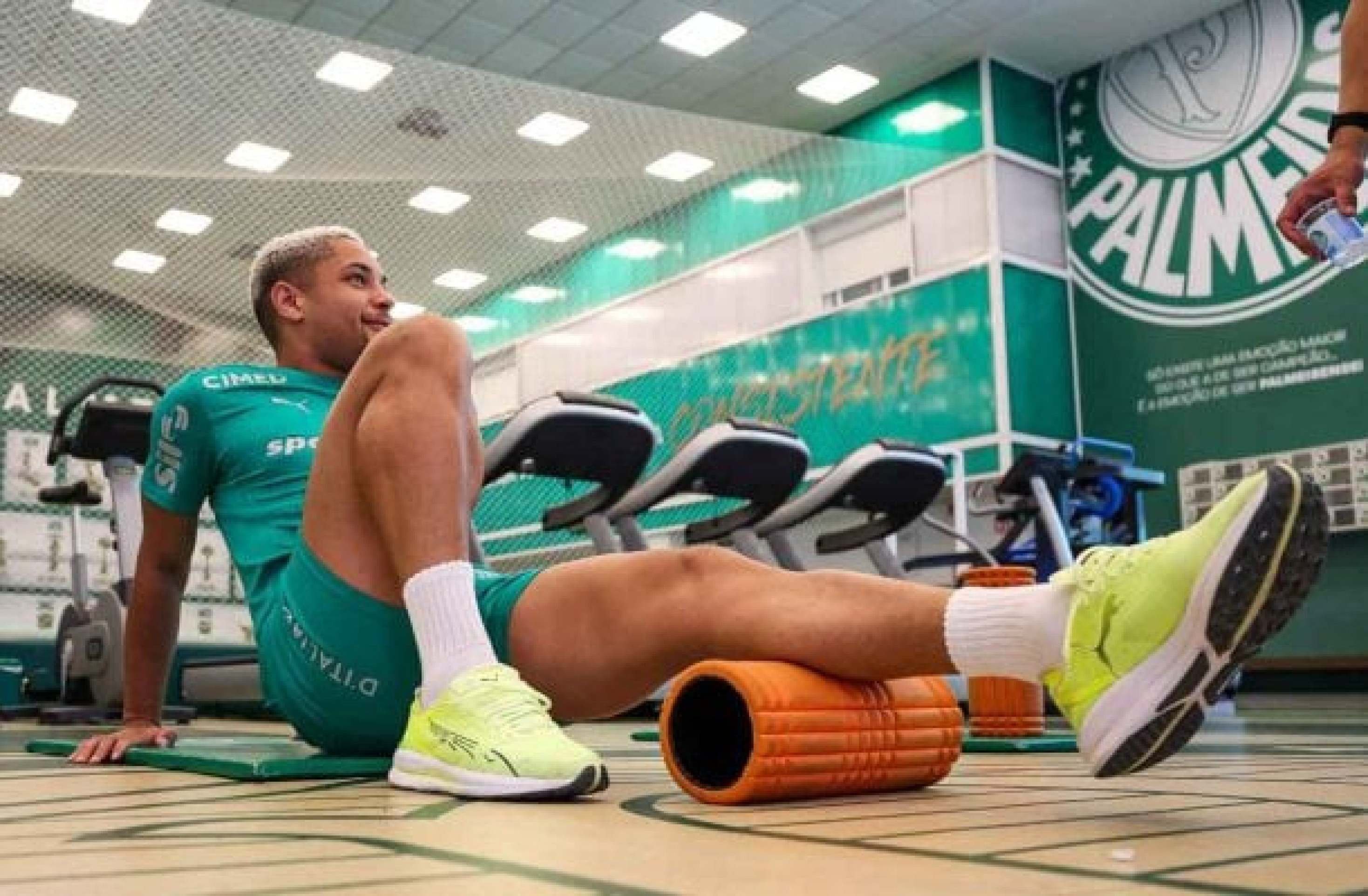 Vitor Roque fez trabalho com controle de carga na parte interna do CT do Palmeiras -  (crédito: Foto: Fabio Menotti/Palmeiras)