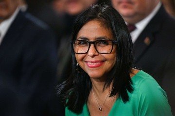 A presidente interina da Venezuela, Delcy Rodríguez, sorri após uma sessão da Assembleia Nacional em Caracas, em 5 de janeiro de 2026       -  (crédito: FEDERICO PARRA / AFP)