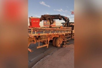 Motociclista morre após colisão com caminhão na Cidade Estrutural -  (crédito: CBMDF/Divulgação)