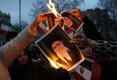 As demandas dos manifestantes evoluíram de queixas econômicas para gritos por mudanças políticas mais profundas, incluindo críticas ao aiatolá Ali Khamenei -  (crédito: CARLOS JASSO / AFP) -As demandas dos manifestantes evoluíram de queixas econômicas para gritos por mudanças políticas mais profundas, incluindo críticas ao aiatolá Ali Khamenei -  (crédito: CARLOS JASSO / AFP)