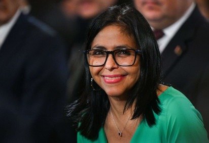 A presidente interina da Venezuela, Delcy Rodríguez, sorri após uma sessão da Assembleia Nacional em Caracas, em 5 de janeiro de 2026       -  (crédito: FEDERICO PARRA / AFP) -A presidente interina da Venezuela, Delcy Rodríguez, sorri após uma sessão da Assembleia Nacional em Caracas, em 5 de janeiro de 2026       -  (crédito: FEDERICO PARRA / AFP)