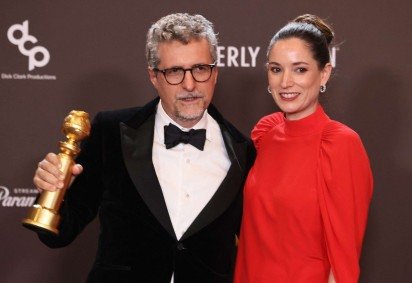 O diretor de 'O Agente Secreto', Kleber Mendonça Filho, segurando a estatuteta do Globo de Ouro, ao lado de sua esposa, Emilie Lesclaux, produtora do filme  -  (crédito:  AFP) -O diretor de 'O Agente Secreto', Kleber Mendonça Filho, segurando a estatuteta do Globo de Ouro, ao lado de sua esposa, Emilie Lesclaux, produtora do filme  -  (crédito:  AFP)