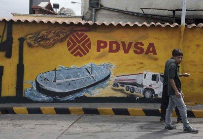 Trabalhadores em unidade de extração de petróleo na Venezuela em 1950  -  (crédito: Getty Images) -Trabalhadores em unidade de extração de petróleo na Venezuela em 1950  -  (crédito: Getty Images)