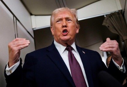 Manifestantes em Londres queimam fotos do aiatolá Ali Khamenei em apoio aos protestos que estão ocorrendo no Irã -  (crédito: Reuters) -Manifestantes em Londres queimam fotos do aiatolá Ali Khamenei em apoio aos protestos que estão ocorrendo no Irã -  (crédito: Reuters)